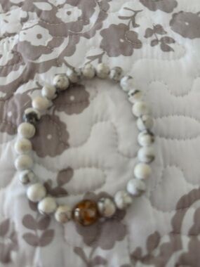 Howlite Bead Stretch Bracelet with Amber Accent - White
